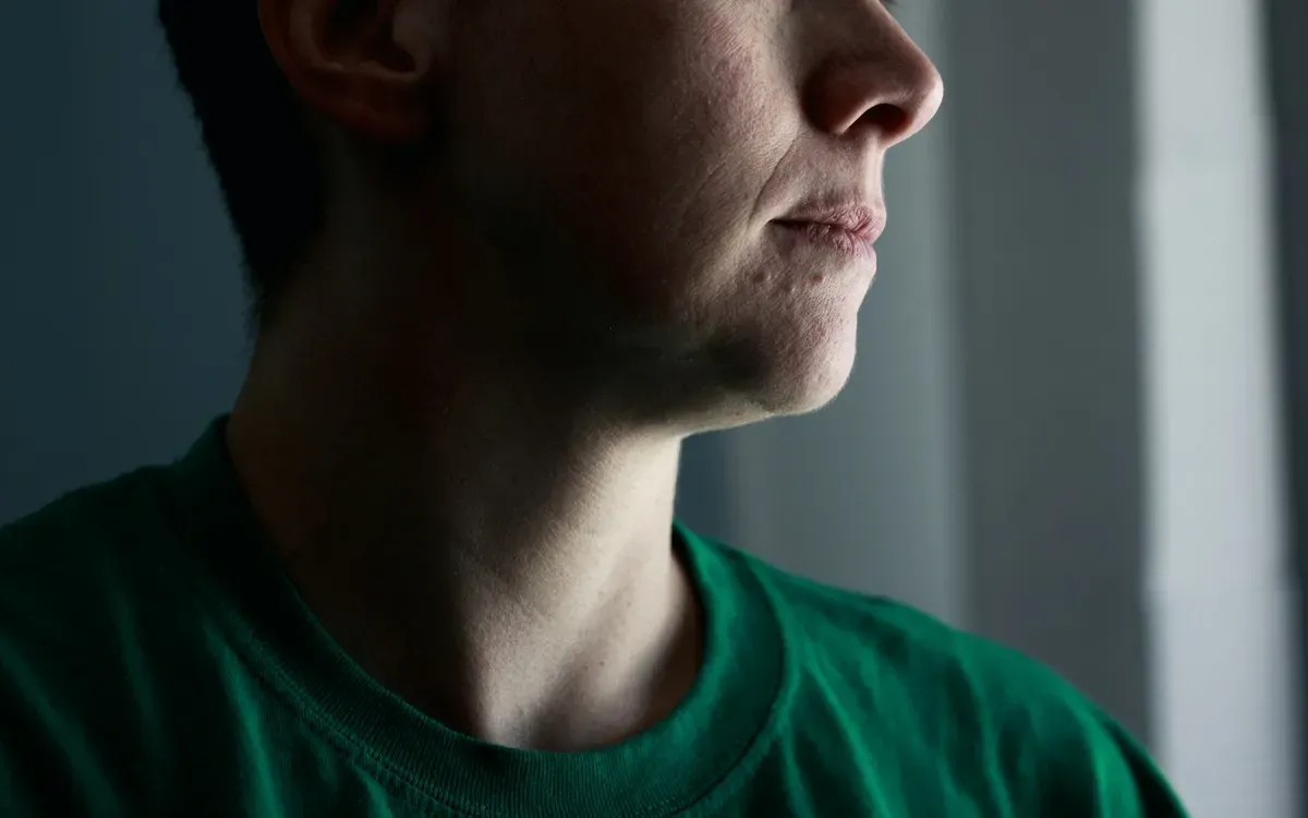 Porträt einer Person im Profil am Fenster