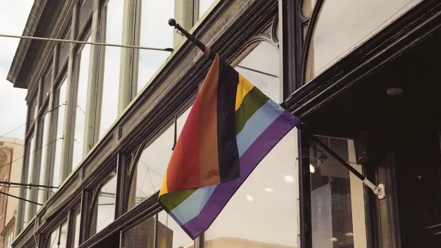 Progress-Pride-Flagge mit trans* Farben an einer Hausfassade – Trans Dating No-Gos