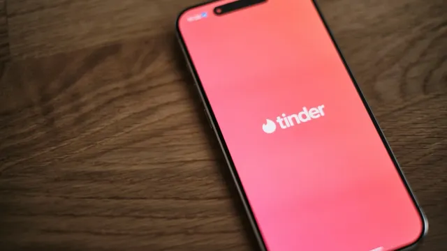 Smartphone mit geöffneter Dating-App auf einem Holztisch – Trans Dating App im Vergleich