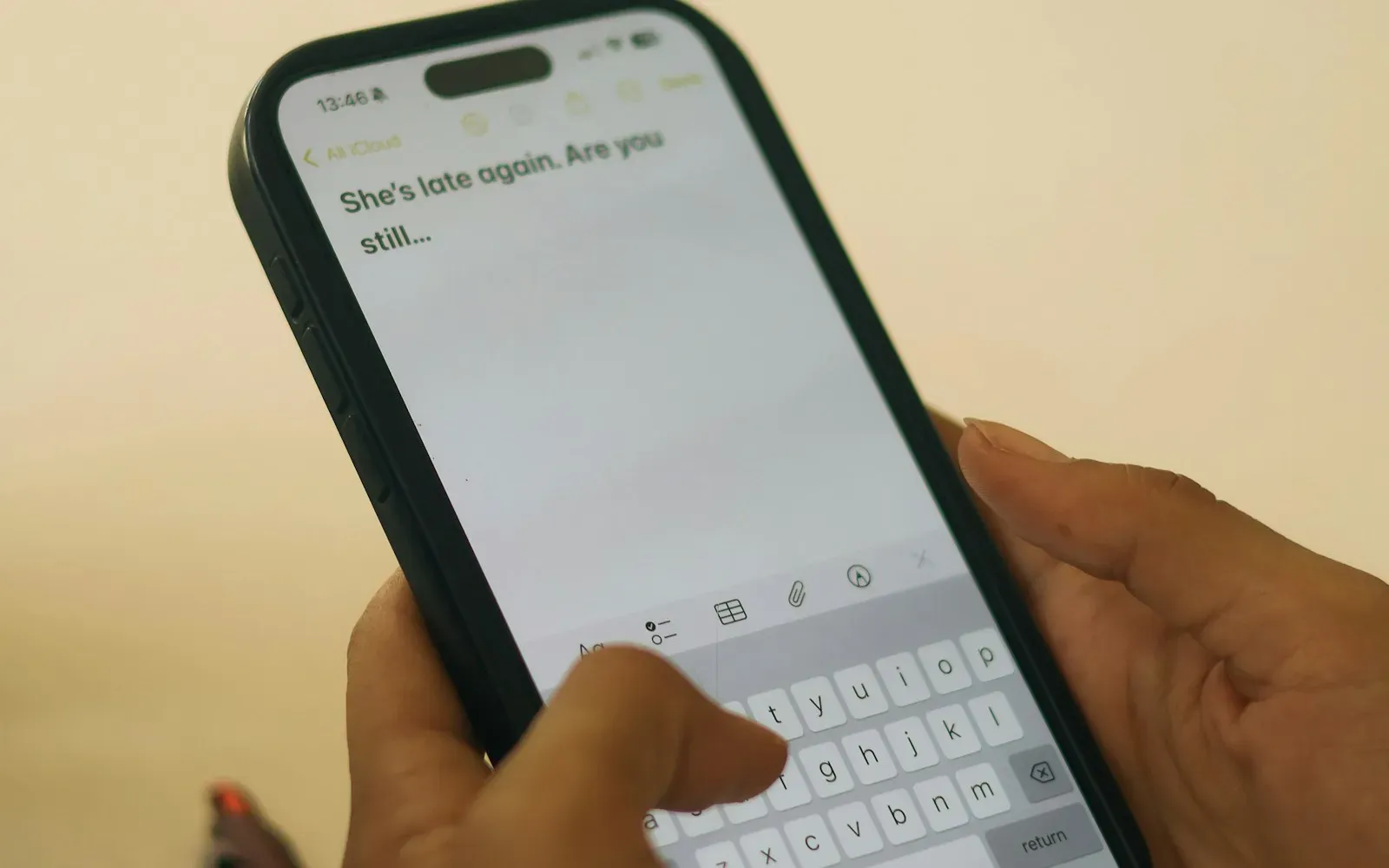 Hände tippen eine Nachricht auf einem Smartphone