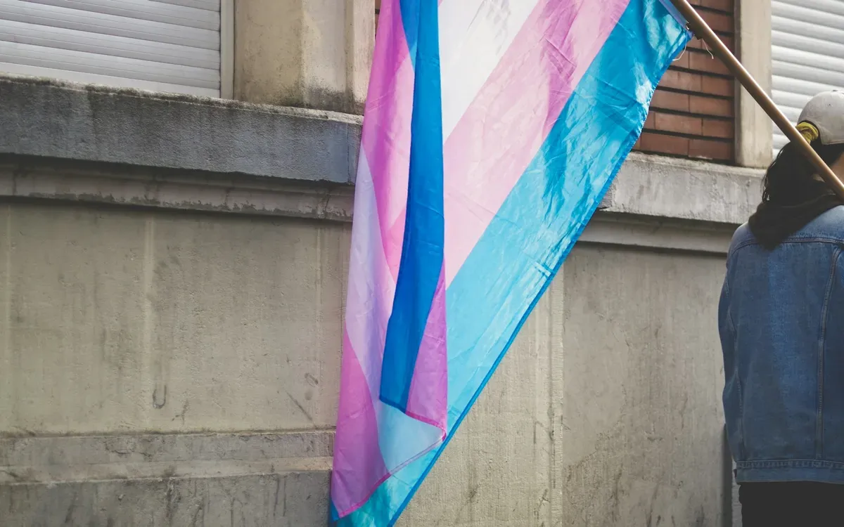 Transgender-Flagge an einer Hauswand